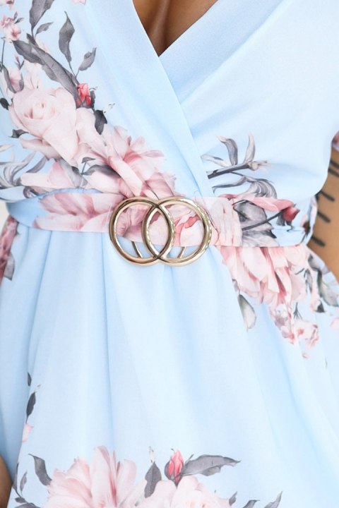 468-3 PATRIZIA sukienka z kopertowym dekoltem, paskiem i krótkim rękawkiem - BŁĘKITNA W RÓŻE