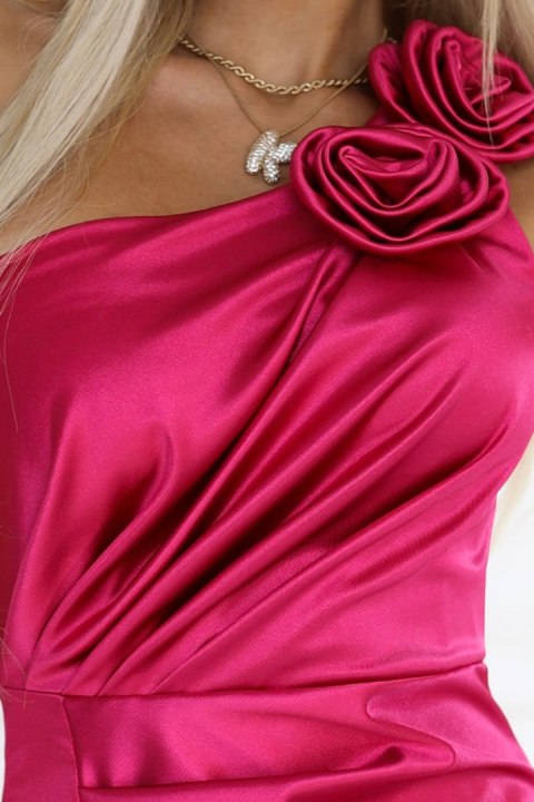 580-5 AURORA Długa satynowa sukienka na jedno ramię z różą i rozcięciem - Różowa