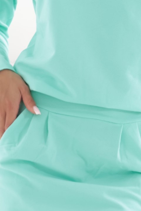 189-12 Dresowa sukienka z długim rękawem i kieszeniami - wygodny fason z dekoltem na plecach - MIĘTA