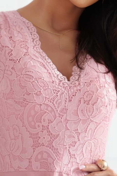 300-7 PATRICIA elegancka sukienka z dłuższym tyłem i koronkowym dekoltem - BRUDNY RÓŻ