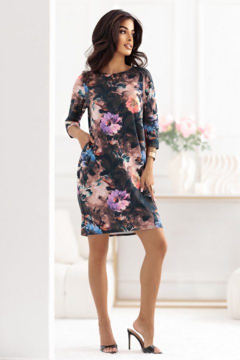 40-18 JOLA Oversize'owa sukienka z kieszeniami - czekoladowy odcień z kwiatowym wzorem