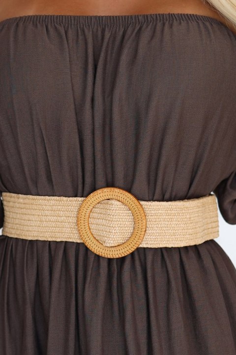 614-1 Sukienka maxi w stylu boho z odkrytymi ramionami i paskiem - CZEKOLADOWA