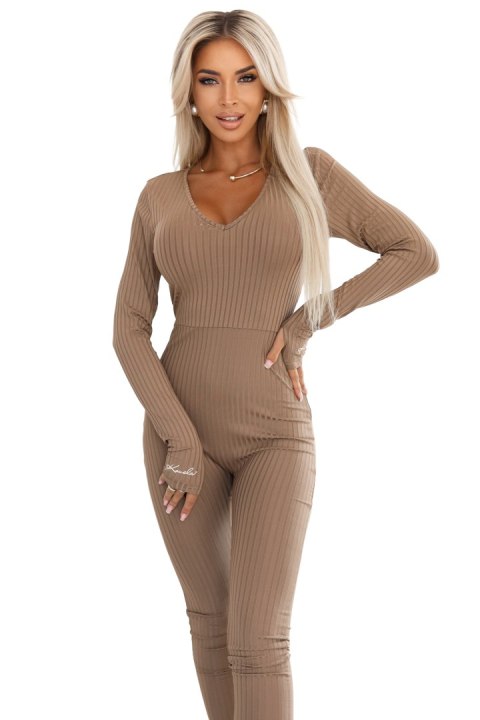619-1 Wygodny i elegancki prążkowany kombinezon damski z dekoltem - mocha mousse