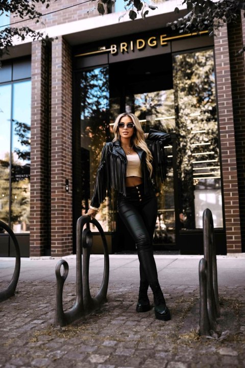 624-3 Krótka ramoneska z frędzlami z miękkiej eco skóry - czarna