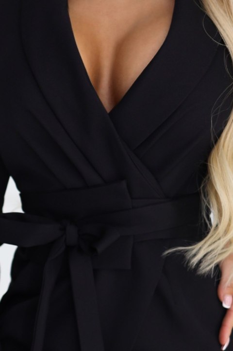 670-1 Elegancka sukienka marynarkowa z paskiem i asymetrycznym dołem - czarna